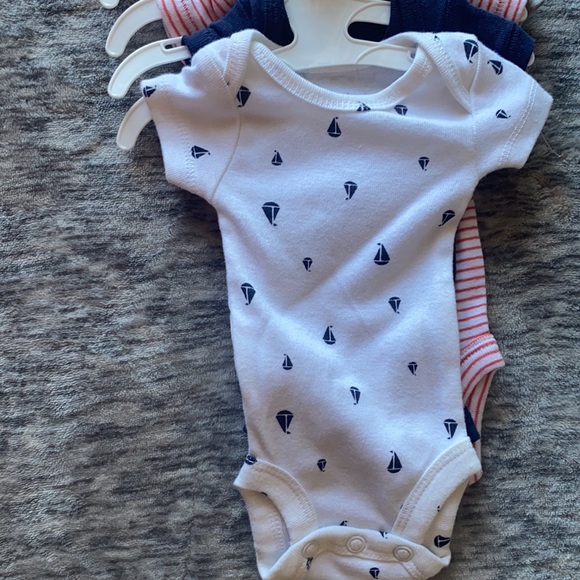 5 bodysuits - Picture 2 of 4